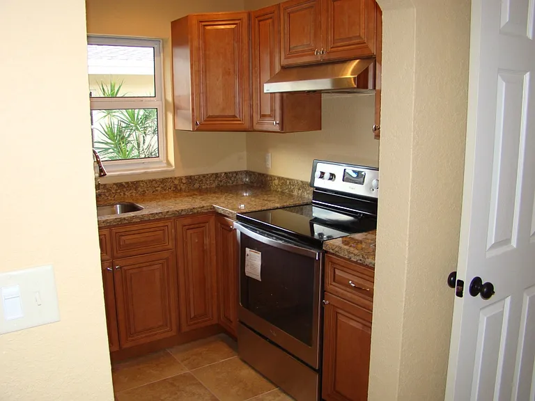309 SE 10th Ave #3 — Photo 3