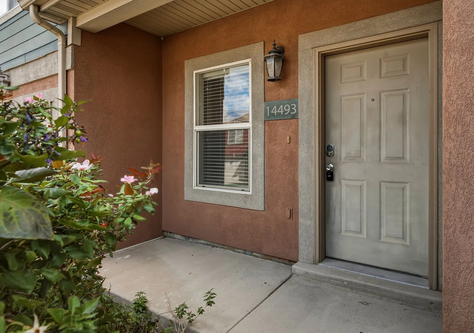 Bright 3 Bed Herriman Gem Near Mountain View Village!! — Photo 2