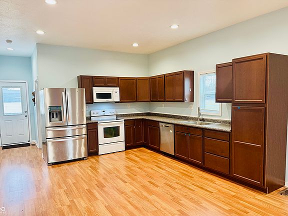 2nd image of 815 Sarasota Dr