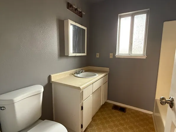 915 1st St, Escalon, CA 95320