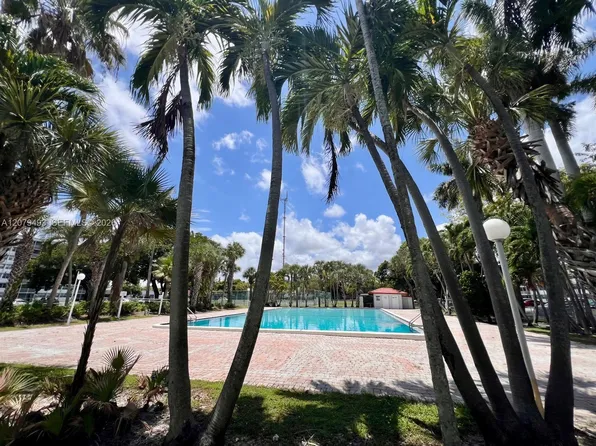 700 NW 214th St APT 411, Miami Gardens, FL 33169