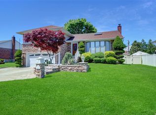 557 N Suffolk Ave, Massapequa, NY 11758