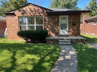 22021 Cloverlawn Ave, Oak Park, MI 48237