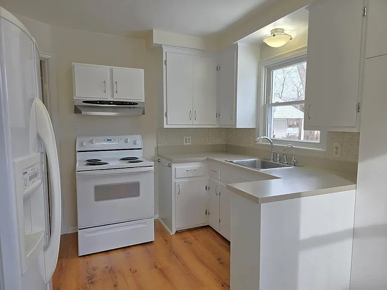 9924 Roseland St — Photo 4