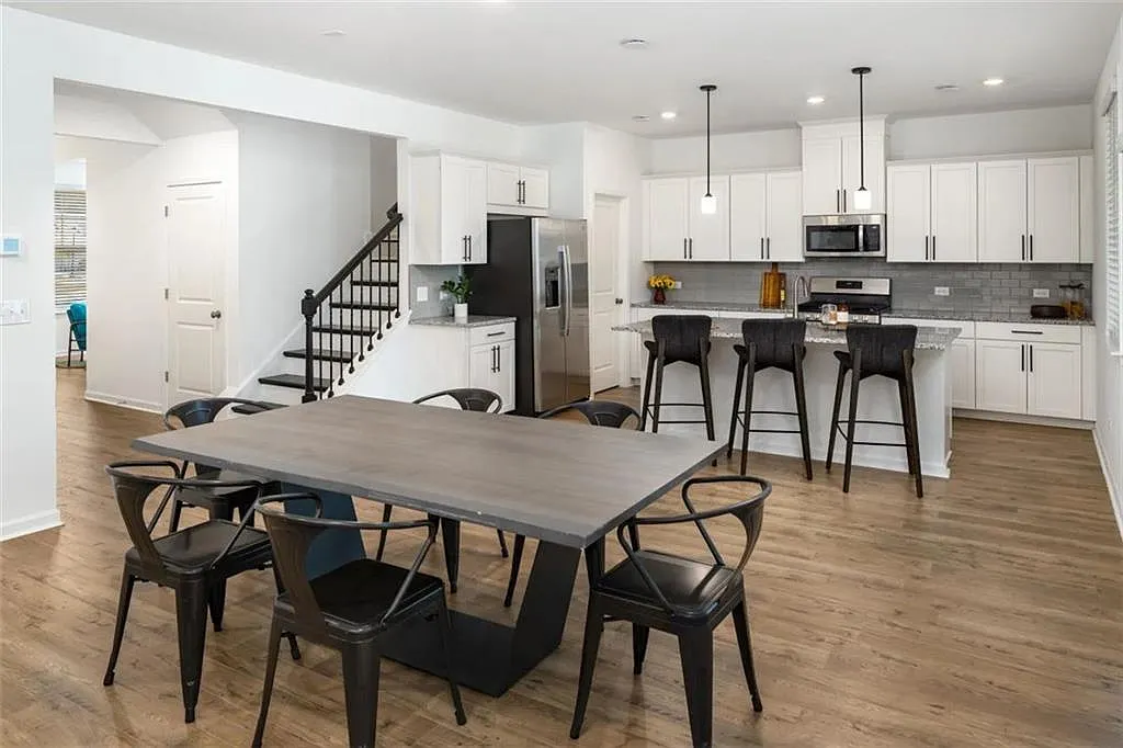 4 bed, 2.5 bath, 2714 sqft, $3,045 — Photo 4