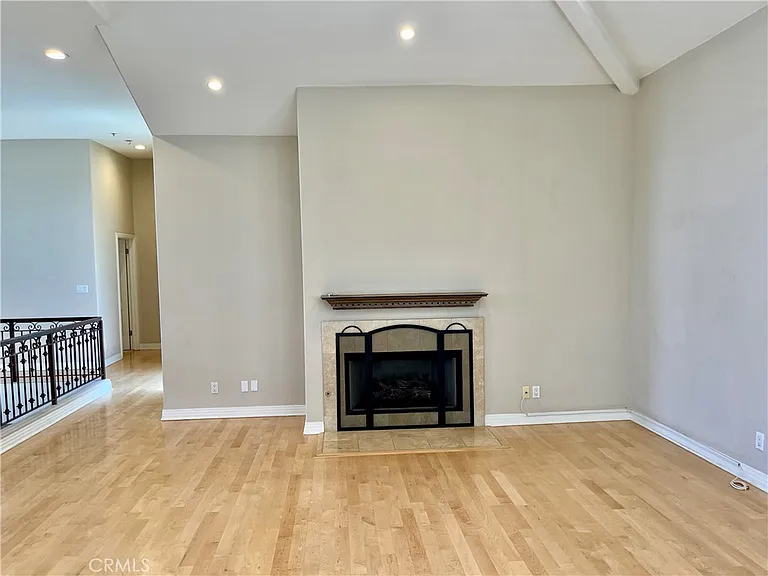 715 S Broadway #B — Photo 3