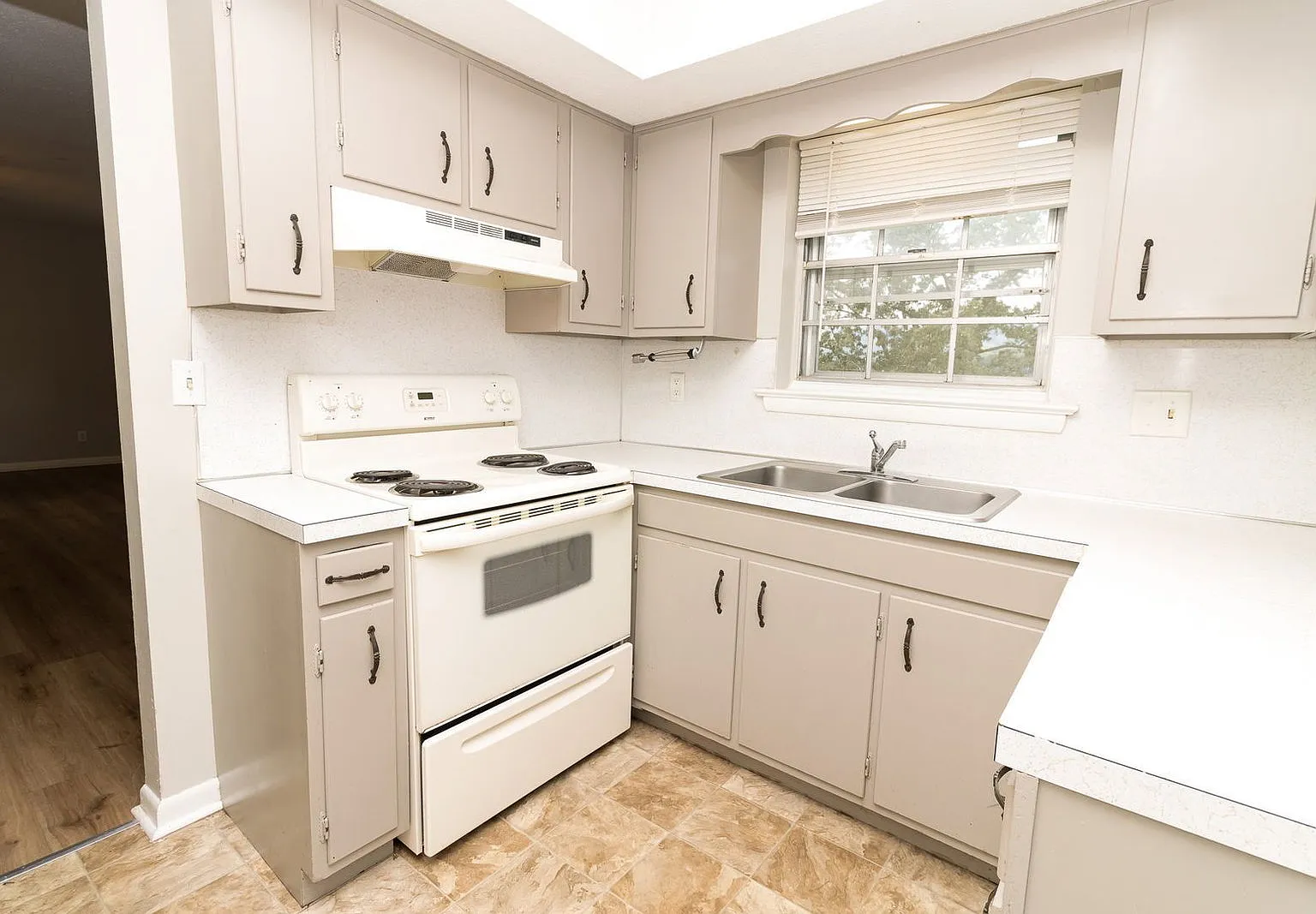 2 bed, 1.0 bath, 815 sqft, $1,125 — Photo 1