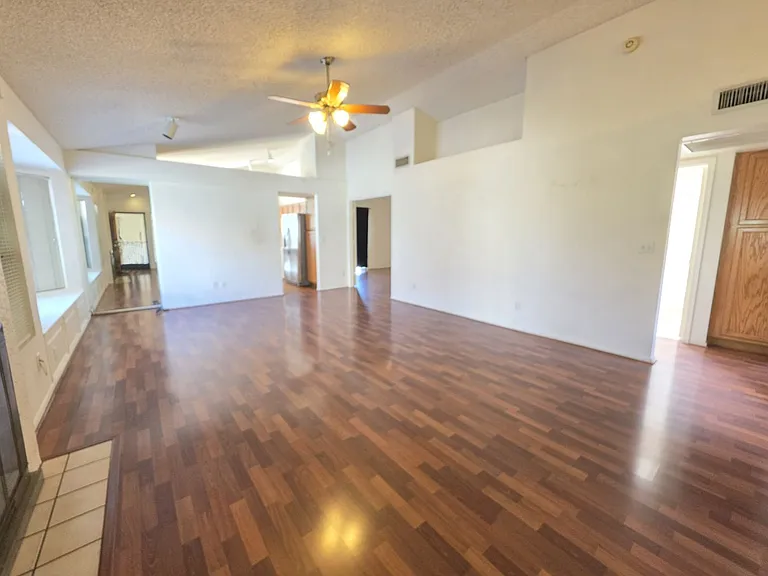1056 W Sunward Dr — Photo 2