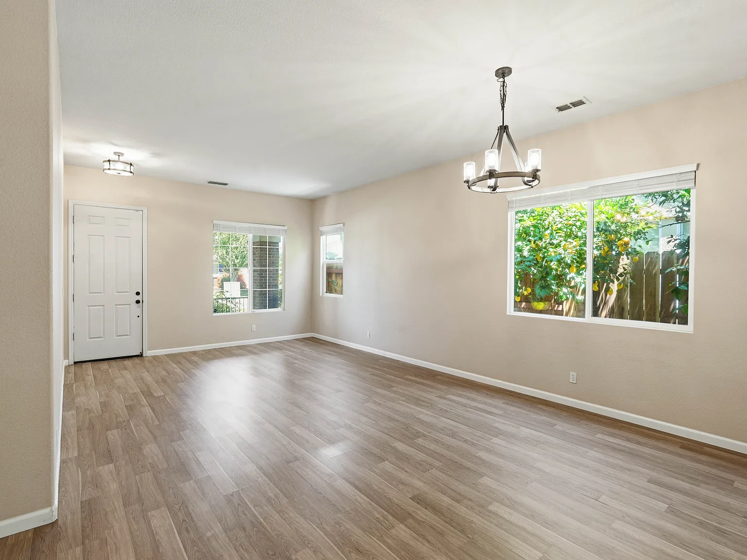 4 bed, 2117 sqft, $3,700 — Photo 4