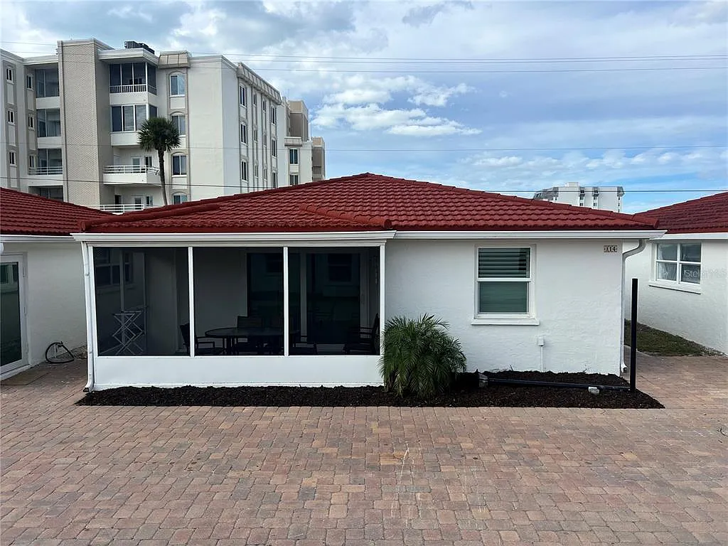 2 bed, 1.5 bath, 836 sqft, $8,040 — Photo 1