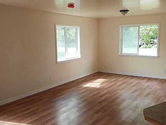 4th image of 387 6th Ave E