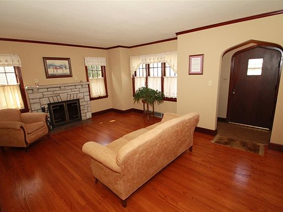 5th image of 305 N Oak Knolls Ave