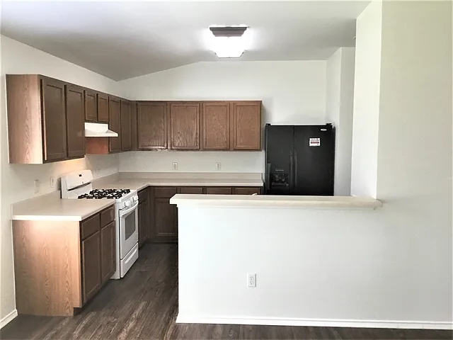 3 bed, 2.0 bath, 1835 sqft, $2,045 — Photo 3