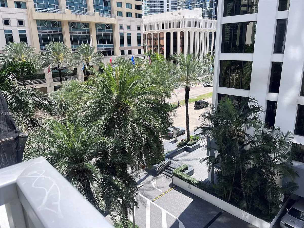 Building Photo - 1060 Brickell Ave #415
