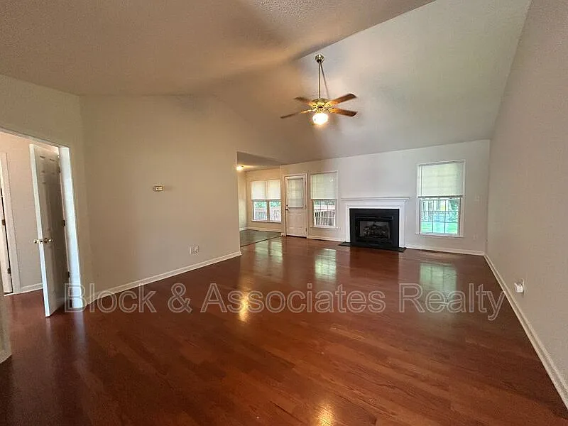 3 bed, 2.0 bath, 1437 sqft, $1,850 — Photo 2