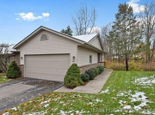 983 Country Gdns NW, Grand Rapids, MI 49534