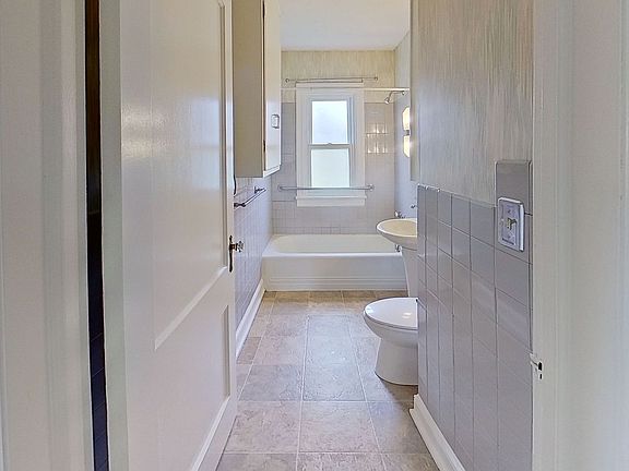 5th image of 129 Loucks St