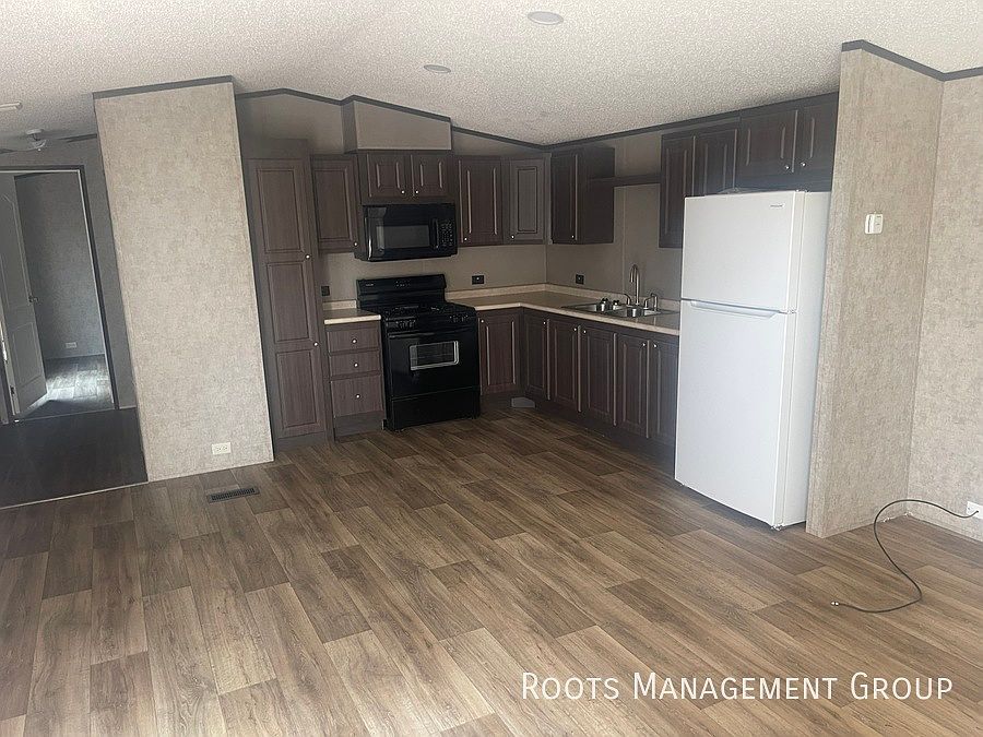 2nd image of 7 Riviera Courts Dr #7