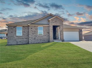 991 Emerald St, Prairie Grove, AR 72753