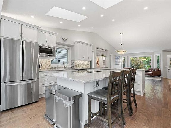4th image of 611 25th Ave NE
