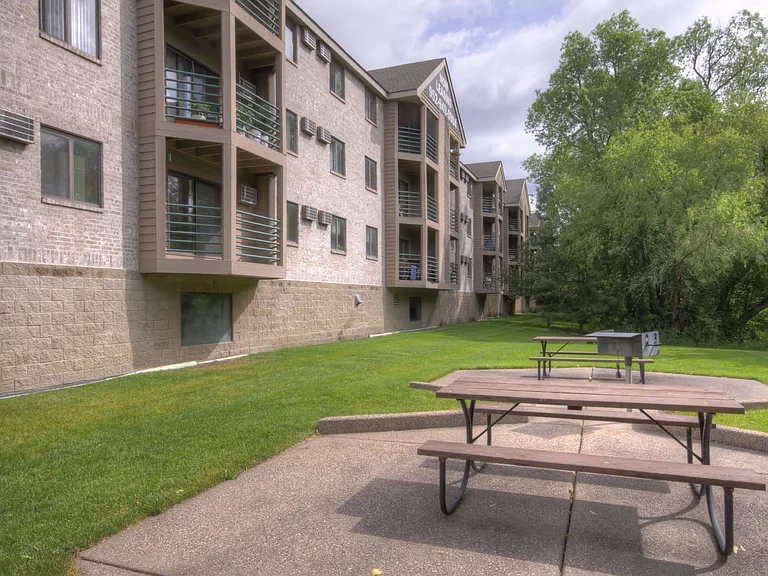 Sterling Ponds Apartments — Photo 20