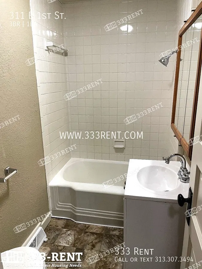 You Wanted A Darling House Full Of Charm Within Walking Distance To Downtown Lee's Summit And Thi... — Photo 4