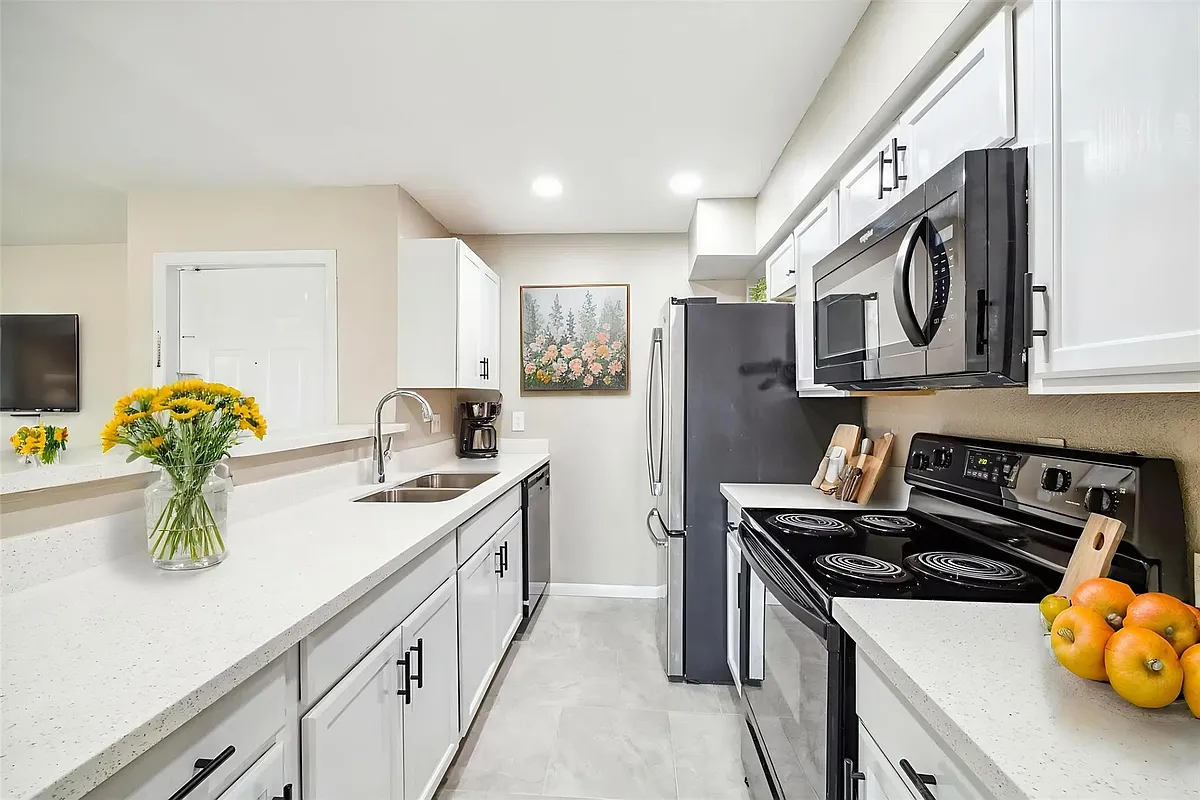 Building Photo - 2822 S Bartell Dr #31