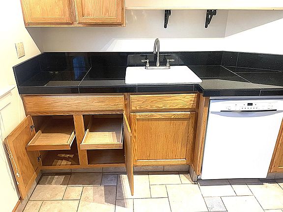 5th image of 442 NE Russell St