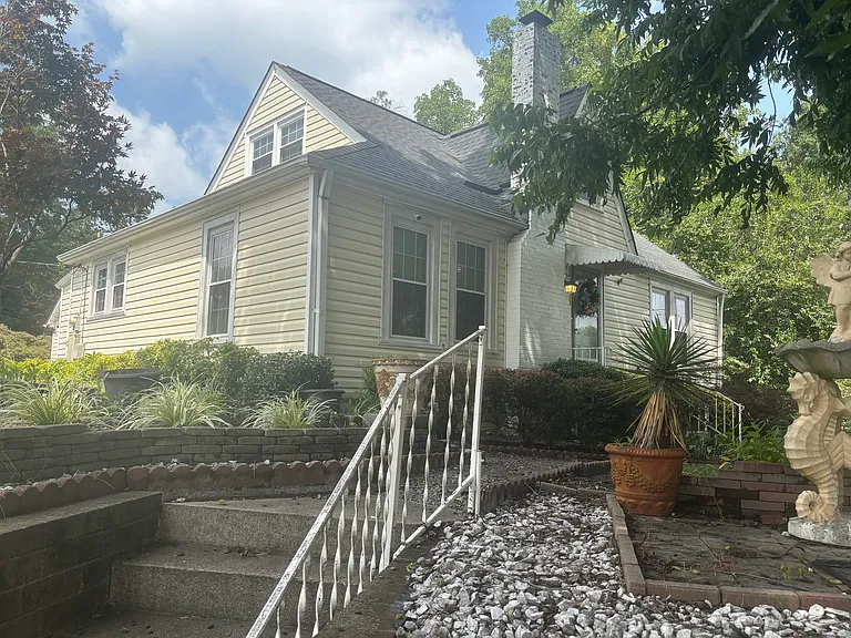 1302 N Mebane St — Photo 1