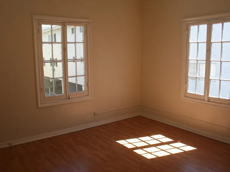 1172 N Ardmore Ave — Photo 7