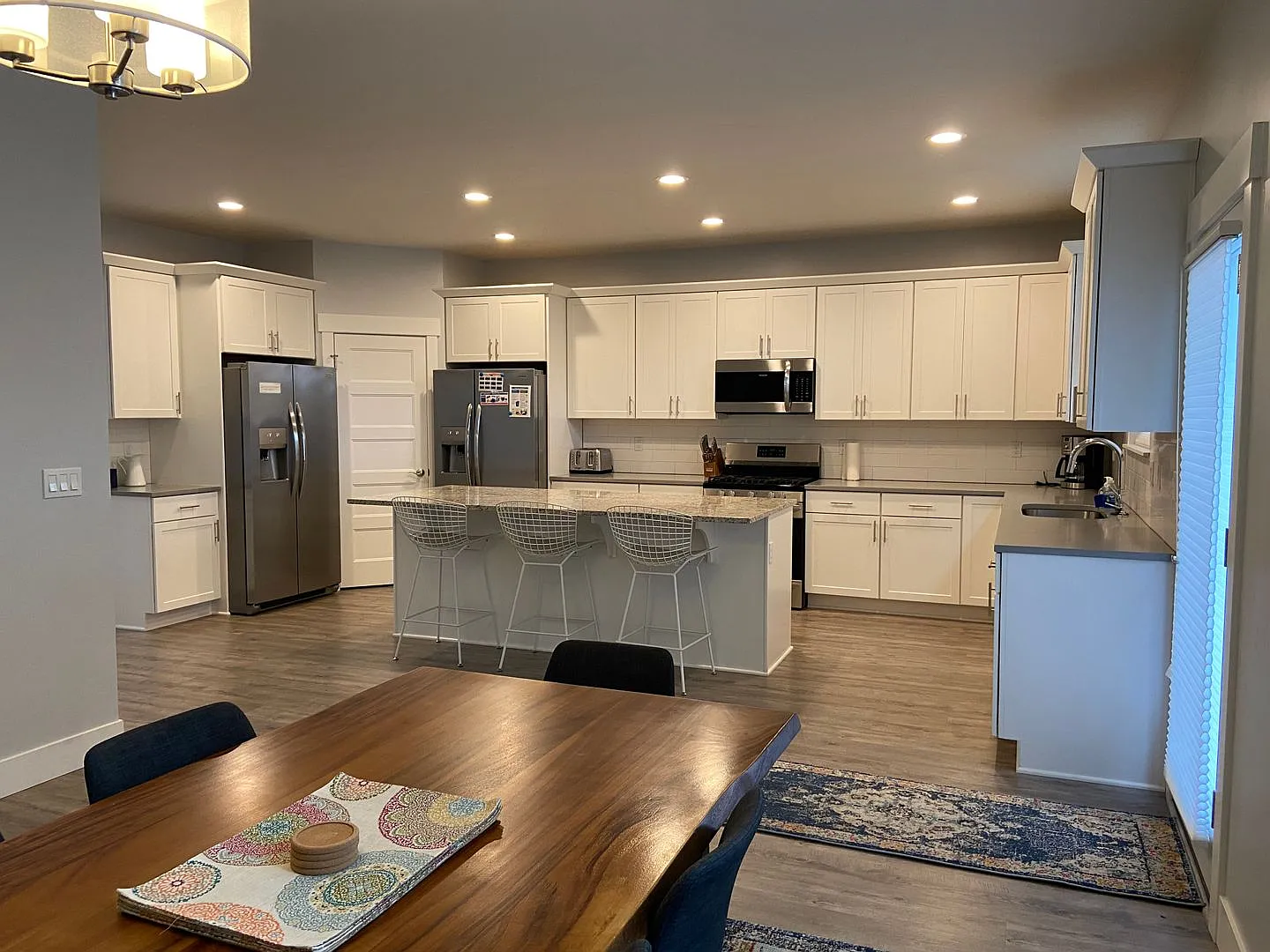 Great Location in Hood River Spacious 5-Bedroom Home with Private Bathrooms & Spacious Open Layout — Photo 4