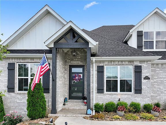 2nd image of 3003 NW Niagra Ln