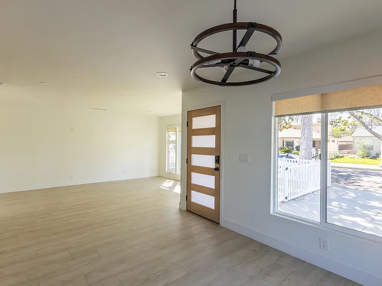17601 Hamlin St — Photo 11