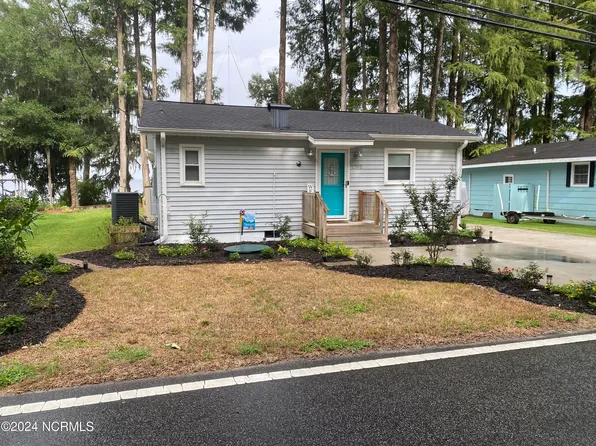 2702 Canal Cove Road, Lake Waccamaw, NC 28450