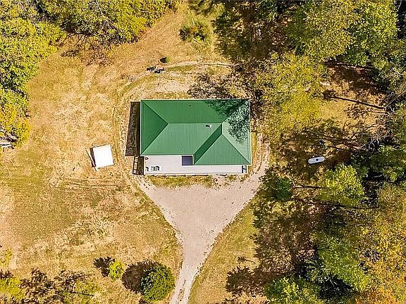 4th image of 566 Pettit Rd