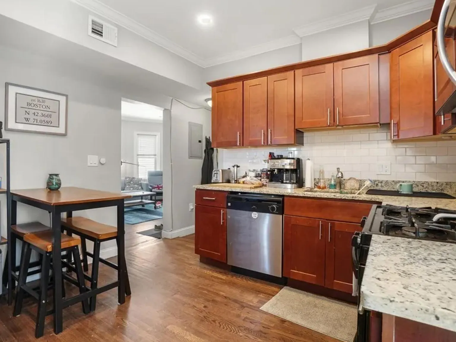 3 bed, 1.5 bath, 9999 sqft, $3,600 — Photo 2