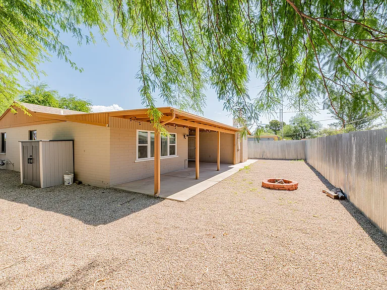 1002 E Simmons St — Photo 17