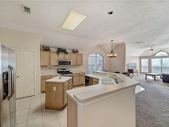 5th image of 624 Lake Bridge Dr