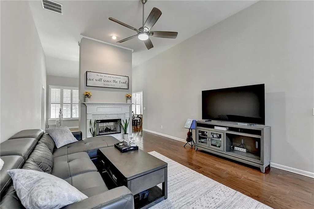 3 bed, 2.0 bath, 2128 sqft, $2,500 — Photo 4