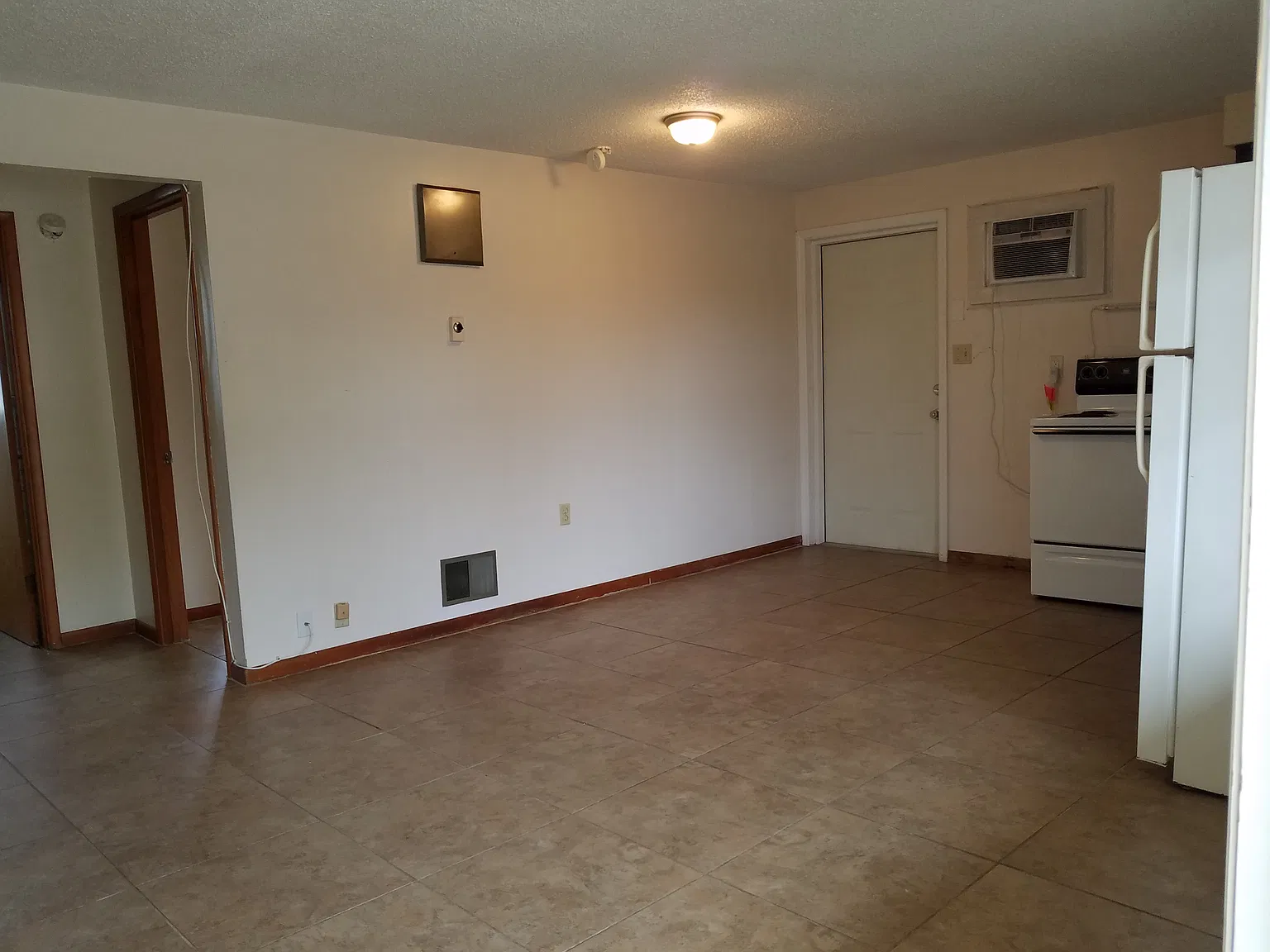 1 Bedroom 1 Bath Duplex — Photo 2