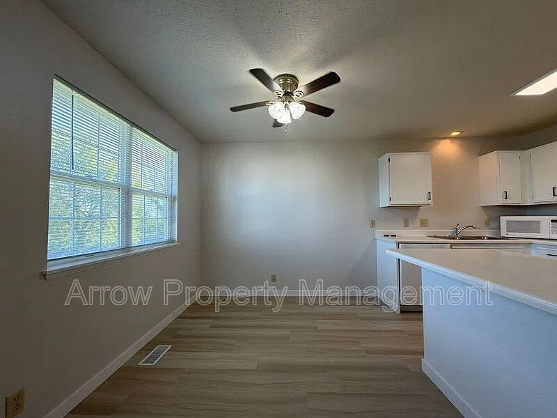 3 bed, 2.0 bath, 1238 sqft, $1,825 — Photo 4