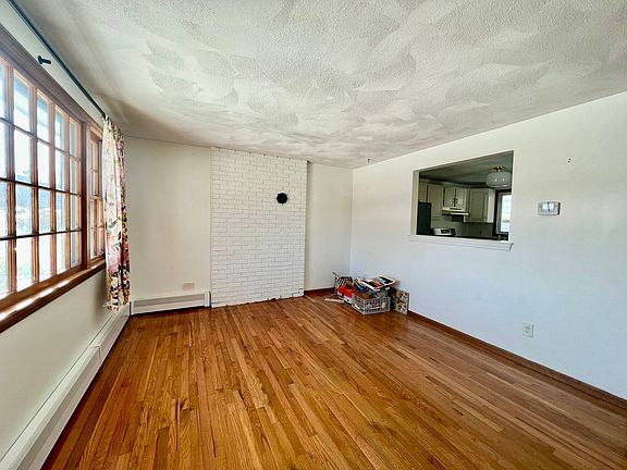 4th image of 17 Christie Dr #B
