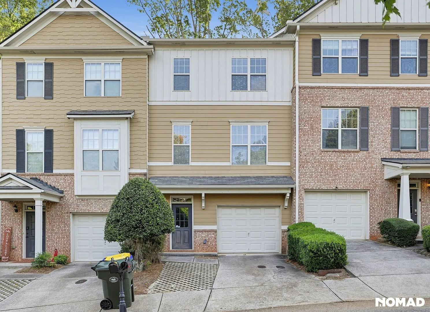 1798 Oakbrook Ln NW — Photo 2