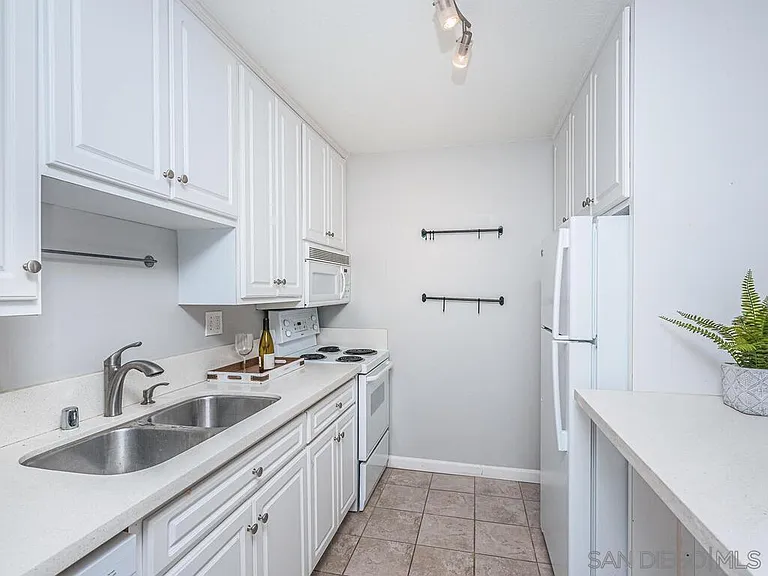 1645 Emerald St #1L — Photo 42