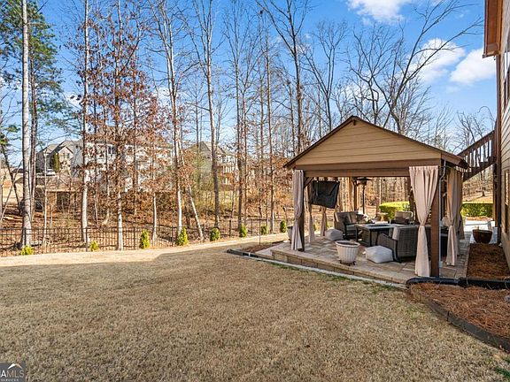 4th image of 585 Hanover Dr