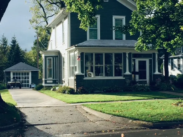 232 Maxwell St, Lake Geneva, WI 53147