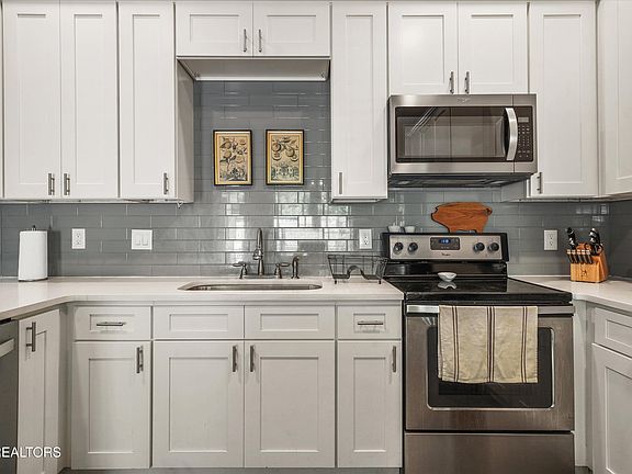 3rd image of 8634 Denmark St