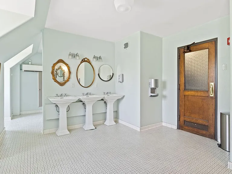 Central State Mansion — Photo 20