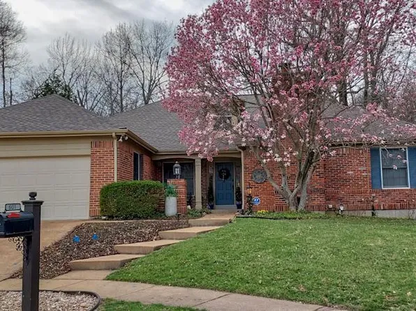601 Waterford Ridge Ct, Ballwin, MO 63021