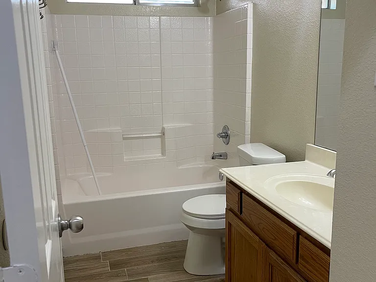 1316 Honeywood Ln — Photo 5